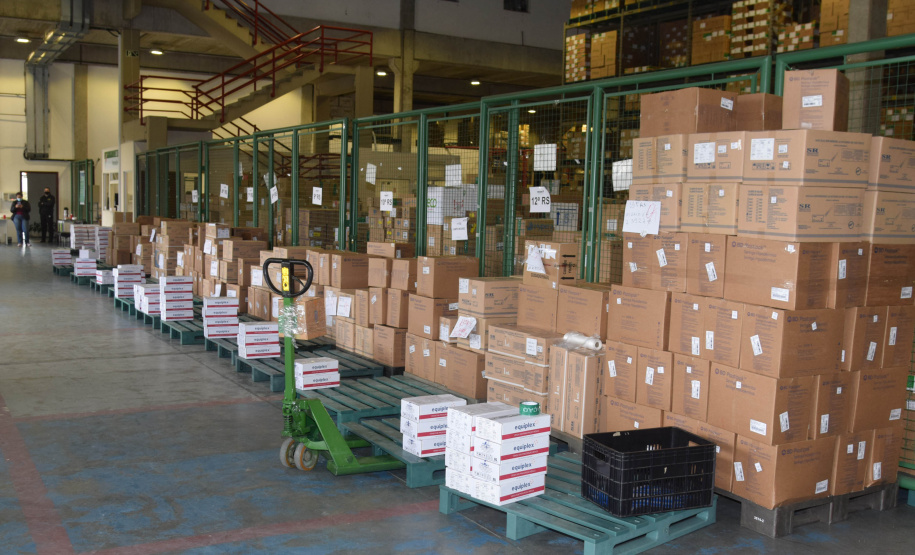 A Secretaria de Estado da Saúde (Sesa) iniciou na manhã deste sábado (7), a distribuição de 400.230 vacinas contra a Covid-19 para as 22 Regionais de Saúde do Paraná. O lote faz parte da 35ª  pauta de distribuição do Ministério da Saúde, enviada ao Estado nesta sexta-feira (6) com 415.790 doses. 57,6% do lote é destinado à primeira dose (D1) ou dose única (DU) e 42,4% para segunda dose (D2).  -  Curitiba, 07/08/2021  -  Foto: Américo Antonio/SESA