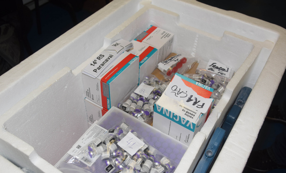 A Secretaria de Estado da Saúde (Sesa) iniciou na manhã deste sábado (7), a distribuição de 400.230 vacinas contra a Covid-19 para as 22 Regionais de Saúde do Paraná. O lote faz parte da 35ª  pauta de distribuição do Ministério da Saúde, enviada ao Estado nesta sexta-feira (6) com 415.790 doses. 57,6% do lote é destinado à primeira dose (D1) ou dose única (DU) e 42,4% para segunda dose (D2).  -  Curitiba, 07/08/2021  -  Foto: Américo Antonio/SESA