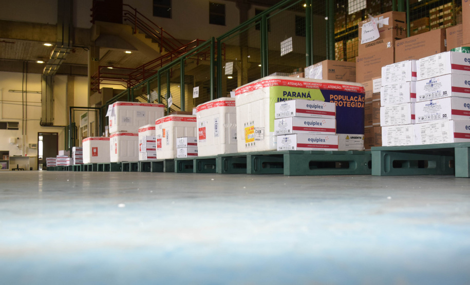 A Secretaria de Estado da Saúde (Sesa) iniciou na manhã deste sábado (7), a distribuição de 400.230 vacinas contra a Covid-19 para as 22 Regionais de Saúde do Paraná. O lote faz parte da 35ª  pauta de distribuição do Ministério da Saúde, enviada ao Estado nesta sexta-feira (6) com 415.790 doses. 57,6% do lote é destinado à primeira dose (D1) ou dose única (DU) e 42,4% para segunda dose (D2).  -  Curitiba, 07/08/2021  -  Foto: Américo Antonio/SESA