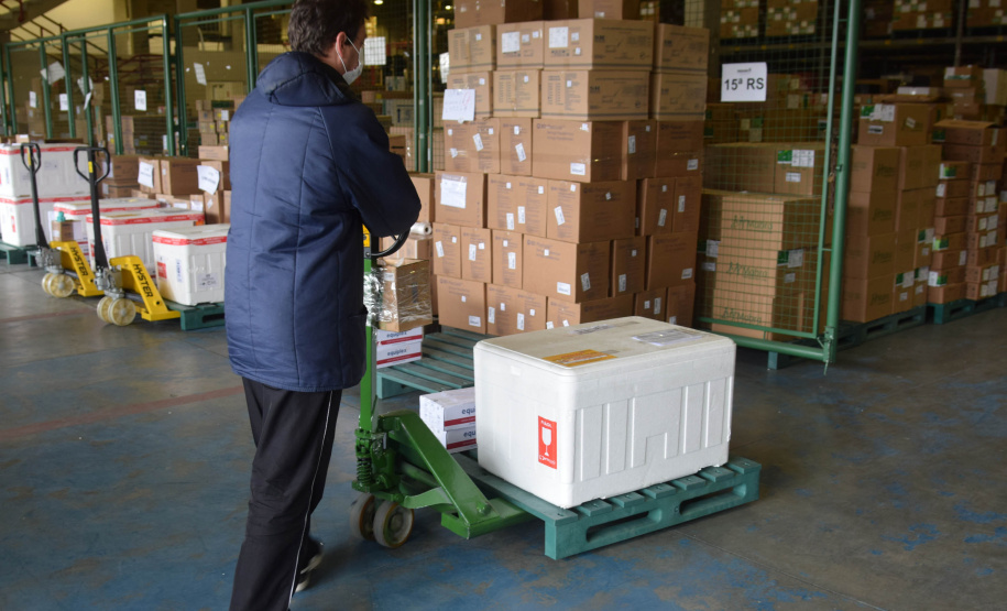 A Secretaria de Estado da Saúde (Sesa) iniciou na manhã deste sábado (7), a distribuição de 400.230 vacinas contra a Covid-19 para as 22 Regionais de Saúde do Paraná. O lote faz parte da 35ª  pauta de distribuição do Ministério da Saúde, enviada ao Estado nesta sexta-feira (6) com 415.790 doses. 57,6% do lote é destinado à primeira dose (D1) ou dose única (DU) e 42,4% para segunda dose (D2).  -  Curitiba, 07/08/2021  -  Foto: Américo Antonio/SESA