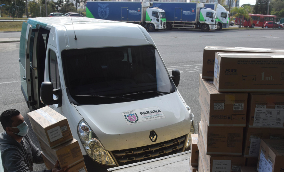 A Secretaria de Estado da Saúde (Sesa) iniciou na manhã deste sábado (7), a distribuição de 400.230 vacinas contra a Covid-19 para as 22 Regionais de Saúde do Paraná. O lote faz parte da 35ª  pauta de distribuição do Ministério da Saúde, enviada ao Estado nesta sexta-feira (6) com 415.790 doses. 57,6% do lote é destinado à primeira dose (D1) ou dose única (DU) e 42,4% para segunda dose (D2).  -  Curitiba, 07/08/2021  -  Foto: Américo Antonio/SESA