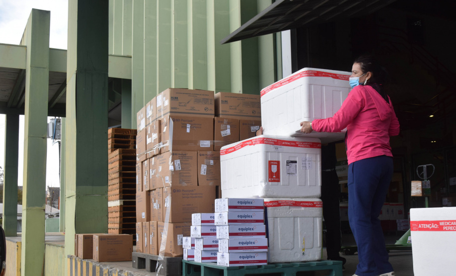A Secretaria de Estado da Saúde (Sesa) iniciou na manhã deste sábado (7), a distribuição de 400.230 vacinas contra a Covid-19 para as 22 Regionais de Saúde do Paraná. O lote faz parte da 35ª  pauta de distribuição do Ministério da Saúde, enviada ao Estado nesta sexta-feira (6) com 415.790 doses. 57,6% do lote é destinado à primeira dose (D1) ou dose única (DU) e 42,4% para segunda dose (D2).  -  Curitiba, 07/08/2021  -  Foto: Américo Antonio/SESA
