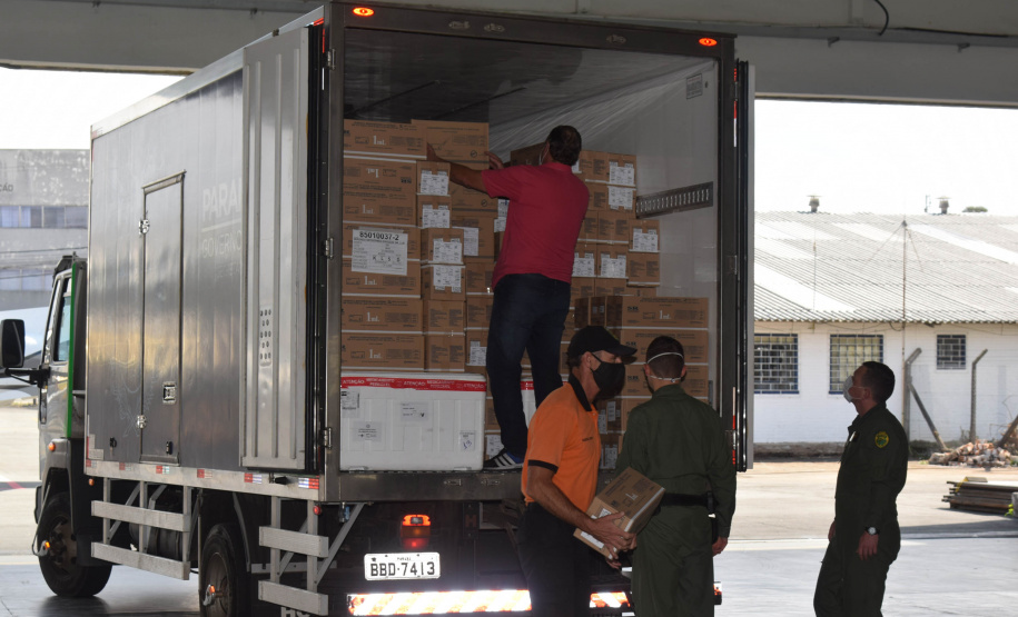 A Secretaria de Estado da Saúde (Sesa) iniciou na manhã deste sábado (7), a distribuição de 400.230 vacinas contra a Covid-19 para as 22 Regionais de Saúde do Paraná. O lote faz parte da 35ª  pauta de distribuição do Ministério da Saúde, enviada ao Estado nesta sexta-feira (6) com 415.790 doses. 57,6% do lote é destinado à primeira dose (D1) ou dose única (DU) e 42,4% para segunda dose (D2).  -  Curitiba, 07/08/2021  -  Foto: Américo Antonio/SESA