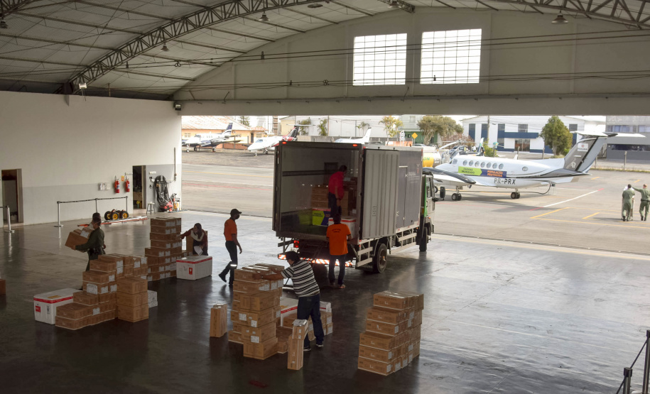 A Secretaria de Estado da Saúde (Sesa) iniciou na manhã deste sábado (7), a distribuição de 400.230 vacinas contra a Covid-19 para as 22 Regionais de Saúde do Paraná. O lote faz parte da 35ª  pauta de distribuição do Ministério da Saúde, enviada ao Estado nesta sexta-feira (6) com 415.790 doses. 57,6% do lote é destinado à primeira dose (D1) ou dose única (DU) e 42,4% para segunda dose (D2).  -  Curitiba, 07/08/2021  -  Foto: Américo Antonio/SESA