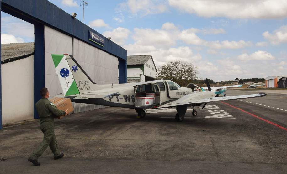 A Secretaria de Estado da Saúde (Sesa) iniciou na manhã deste sábado (7), a distribuição de 400.230 vacinas contra a Covid-19 para as 22 Regionais de Saúde do Paraná. O lote faz parte da 35ª  pauta de distribuição do Ministério da Saúde, enviada ao Estado nesta sexta-feira (6) com 415.790 doses. 57,6% do lote é destinado à primeira dose (D1) ou dose única (DU) e 42,4% para segunda dose (D2).  -  Curitiba, 07/08/2021  -  Foto: Américo Antonio/SESA