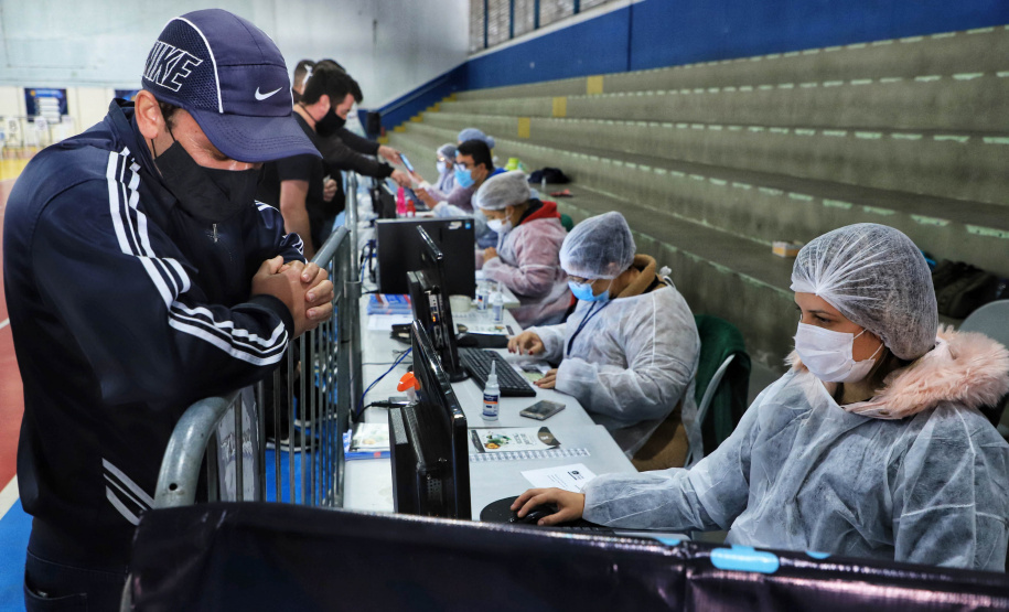 O Paraná chegou neste fim de semana à marca de 2,5 milhões de pessoas completamente imunizadas contra a Covid-19. Até a manhã deste domingo, 2.501.395 de paranaenses tinham recebido as duas doses da vacina ou o imunizante de dose única, número que representa 28,7% da população adulta do Estado. - Foto: José Fernando Ogura/AEN