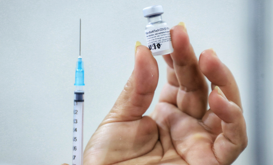 O Paraná chegou neste fim de semana à marca de 2,5 milhões de pessoas completamente imunizadas contra a Covid-19. Até a manhã deste domingo, 2.501.395 de paranaenses tinham recebido as duas doses da vacina ou o imunizante de dose única, número que representa 28,7% da população adulta do Estado. - Foto: José Fernando Ogura/AEN