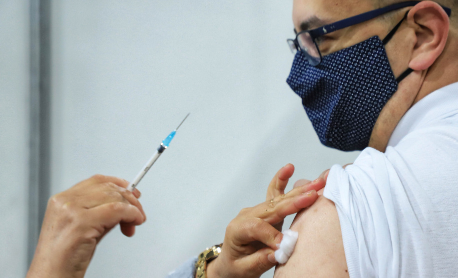 O Paraná chegou neste fim de semana à marca de 2,5 milhões de pessoas completamente imunizadas contra a Covid-19. Até a manhã deste domingo, 2.501.395 de paranaenses tinham recebido as duas doses da vacina ou o imunizante de dose única, número que representa 28,7% da população adulta do Estado. - Foto: José Fernando Ogura/AEN