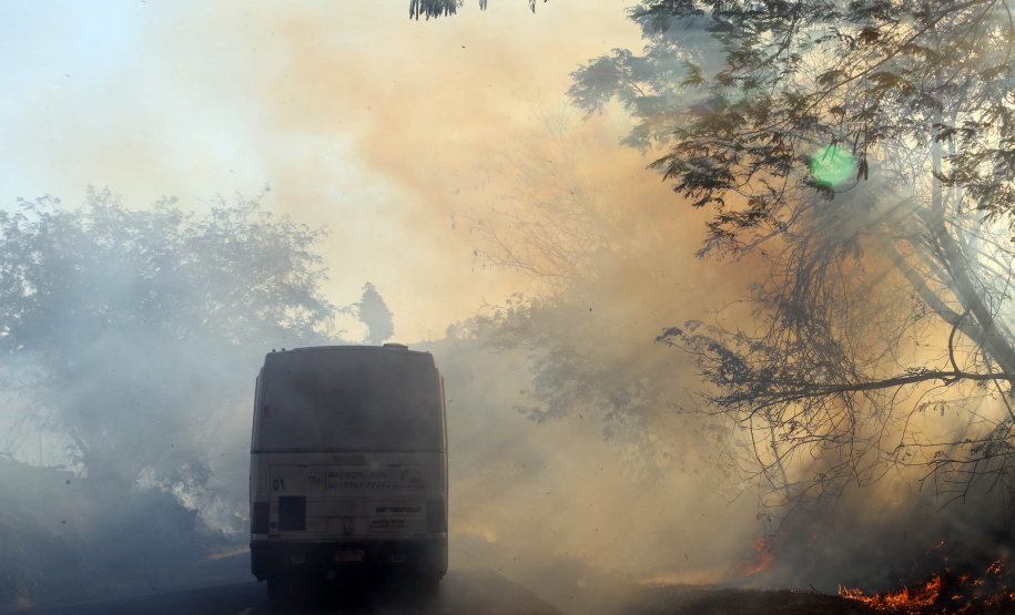 A estiagem severa que atinge o Paraná, aliada ao clima seco característico da estação e a vegetação ressecada por causa das geadas acendem um alerta no Estado para a ocorrência de incêndios florestais, com risco muito alto em todas as regiões.Foto:Gilson Abreu/AEN