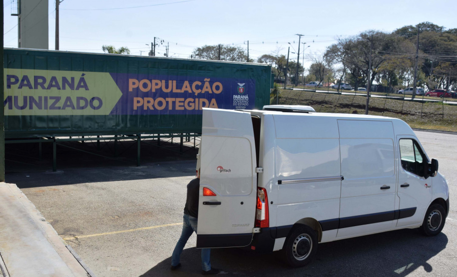 A Secretaria de Estado da Saúde (Sesa) recebeu na tarde desta segunda-feira (9) mais 67,6 mil vacinas contra a Covid-19. As doses da CoronaVac/Butantan fazem parte do lote com 209.170 vacinas para o Paraná, anunciadas pelo Ministério da Saúde no final da noite deste domingo (8). Foto: Américo Antonio/SESA