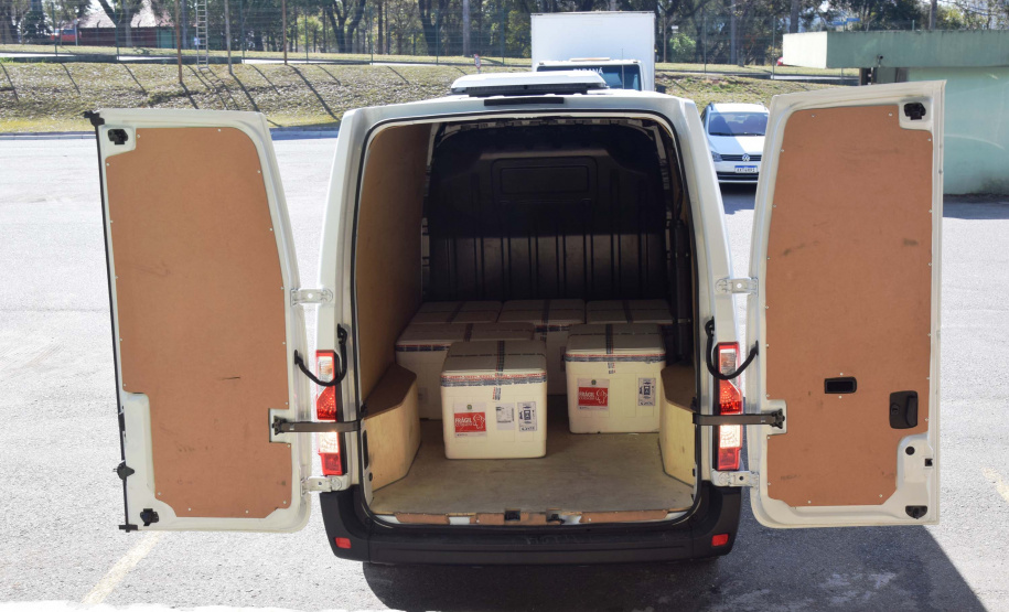 A Secretaria de Estado da Saúde (Sesa) recebeu na tarde desta segunda-feira (9) mais 67,6 mil vacinas contra a Covid-19. As doses da CoronaVac/Butantan fazem parte do lote com 209.170 vacinas para o Paraná, anunciadas pelo Ministério da Saúde no final da noite deste domingo (8). Foto: Américo Antonio/SESA