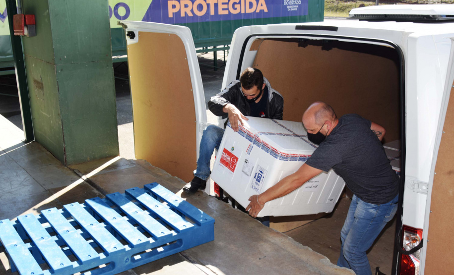 A Secretaria de Estado da Saúde (Sesa) recebeu na tarde desta segunda-feira (9) mais 67,6 mil vacinas contra a Covid-19. As doses da CoronaVac/Butantan fazem parte do lote com 209.170 vacinas para o Paraná, anunciadas pelo Ministério da Saúde no final da noite deste domingo (8). Foto: Américo Antonio/SESA