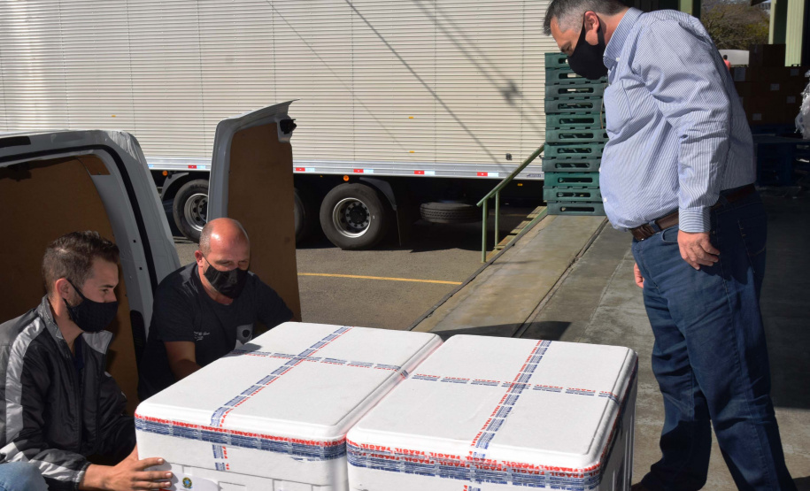 A Secretaria de Estado da Saúde (Sesa) recebeu na tarde desta segunda-feira (9) mais 67,6 mil vacinas contra a Covid-19. As doses da CoronaVac/Butantan fazem parte do lote com 209.170 vacinas para o Paraná, anunciadas pelo Ministério da Saúde no final da noite deste domingo (8). Foto: Américo Antonio/SESA