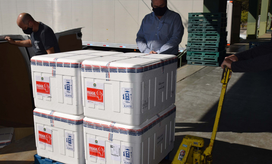 A Secretaria de Estado da Saúde (Sesa) recebeu na tarde desta segunda-feira (9) mais 67,6 mil vacinas contra a Covid-19. As doses da CoronaVac/Butantan fazem parte do lote com 209.170 vacinas para o Paraná, anunciadas pelo Ministério da Saúde no final da noite deste domingo (8). Foto: Américo Antonio/SESA