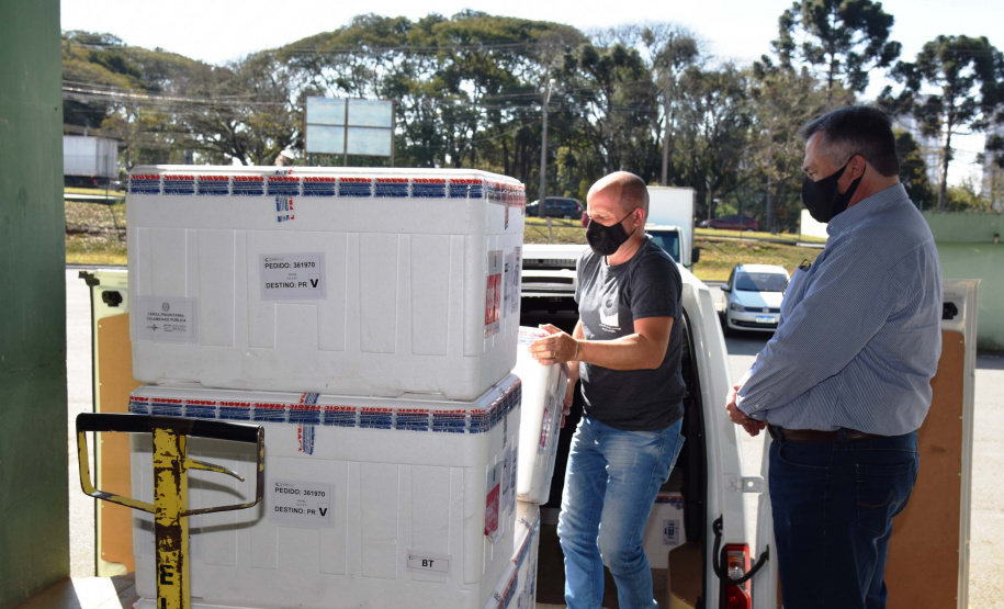 A Secretaria de Estado da Saúde (Sesa) recebeu na tarde desta segunda-feira (9) mais 67,6 mil vacinas contra a Covid-19. As doses da CoronaVac/Butantan fazem parte do lote com 209.170 vacinas para o Paraná, anunciadas pelo Ministério da Saúde no final da noite deste domingo (8). Foto: Américo Antonio/SESA