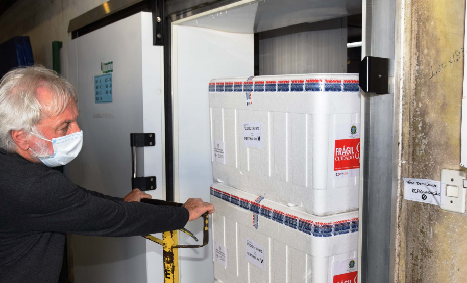 A Secretaria de Estado da Saúde (Sesa) recebeu na tarde desta segunda-feira (9) mais 67,6 mil vacinas contra a Covid-19. As doses da CoronaVac/Butantan fazem parte do lote com 209.170 vacinas para o Paraná, anunciadas pelo Ministério da Saúde no final da noite deste domingo (8). Foto: Américo Antonio/SESA