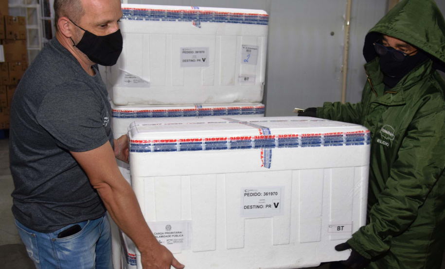 A Secretaria de Estado da Saúde (Sesa) recebeu na tarde desta segunda-feira (9) mais 67,6 mil vacinas contra a Covid-19. As doses da CoronaVac/Butantan fazem parte do lote com 209.170 vacinas para o Paraná, anunciadas pelo Ministério da Saúde no final da noite deste domingo (8). Foto: Américo Antonio/SESA