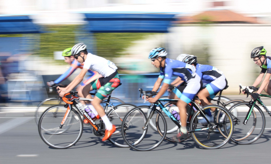 O Paraná foi o primeiro estado do país a retomar as competições escolares, com a realização da 67ª edição dos Jogos Escolares do Paraná (JEPS). O fim de semana contou com disputas presenciais do ciclismo, em Araucária, e do tênis de mesa, em Toledo. Somando as duas modalidades, 152 alunos-atletas participaram das provas. - Curitiba, 09/08/2021 - Foto: Beto Pacheco/Paraná Esporte