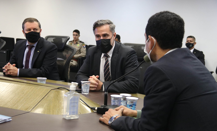 A Secretaria da Segurança Pública do Paraná (Sesp) recebeu, na manhã desta segunda-feira (09/08), a visita do Secretário de Operações Integradas (SEOPI) do Ministério da Justiça, Alfredo de Souza Lima Coelho Carrijo, para conhecer a estrutura da Pasta e fazer uma reunião técnica com intuito de reforçar a integração com o estado do Paraná. - Curitiba, 09/08/2021  -  Foto: SESP-PR