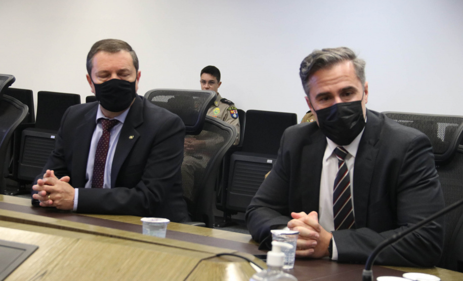 A Secretaria da Segurança Pública do Paraná (Sesp) recebeu, na manhã desta segunda-feira (09/08), a visita do Secretário de Operações Integradas (SEOPI) do Ministério da Justiça, Alfredo de Souza Lima Coelho Carrijo, para conhecer a estrutura da Pasta e fazer uma reunião técnica com intuito de reforçar a integração com o estado do Paraná. - Curitiba, 09/08/2021  -  Foto: SESP-PR