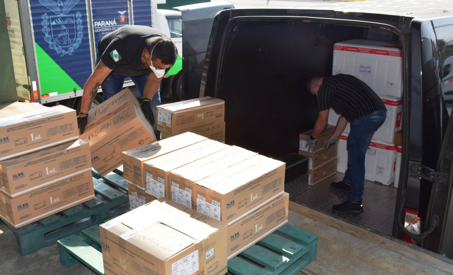 O Governo do Estado iniciou a distribuição de 212.070 vacinas contra a Covid-19 para as 22 Regionais de Saúde do Paraná nesta terça-feira (10). Ao todo, são 167.970 primeiras doses (D1) da 36ª remessa do Ministério da Saúde, que chegaram ao Estado nesta segunda-feira (9), e 44.100 segundas aplicações (D2) referente à 31ª pauta.  -  Curitiba, 10/08/2021  -  Foto: Américo Antonio/SESA