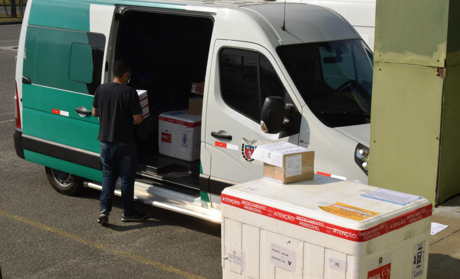 O Governo do Estado iniciou a distribuição de 212.070 vacinas contra a Covid-19 para as 22 Regionais de Saúde do Paraná nesta terça-feira (10). Ao todo, são 167.970 primeiras doses (D1) da 36ª remessa do Ministério da Saúde, que chegaram ao Estado nesta segunda-feira (9), e 44.100 segundas aplicações (D2) referente à 31ª pauta.  -  Curitiba, 10/08/2021  -  Foto: Américo Antonio/SESA