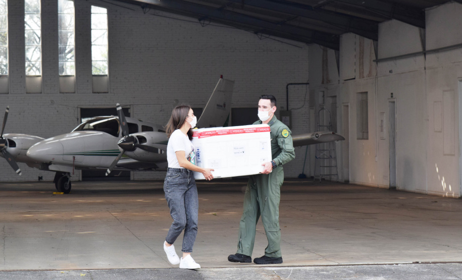 O Governo do Estado iniciou a distribuição de 212.070 vacinas contra a Covid-19 para as 22 Regionais de Saúde do Paraná nesta terça-feira (10). Ao todo, são 167.970 primeiras doses (D1) da 36ª remessa do Ministério da Saúde, que chegaram ao Estado nesta segunda-feira (9), e 44.100 segundas aplicações (D2) referente à 31ª pauta.  -  Curitiba, 10/08/2021  -  Foto: Américo Antonio/SESA