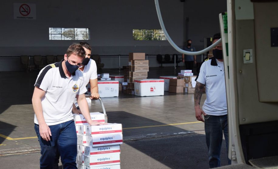 O Governo do Estado iniciou a distribuição de 212.070 vacinas contra a Covid-19 para as 22 Regionais de Saúde do Paraná nesta terça-feira (10). Ao todo, são 167.970 primeiras doses (D1) da 36ª remessa do Ministério da Saúde, que chegaram ao Estado nesta segunda-feira (9), e 44.100 segundas aplicações (D2) referente à 31ª pauta.  -  Curitiba, 10/08/2021  -  Foto: Américo Antonio/SESA