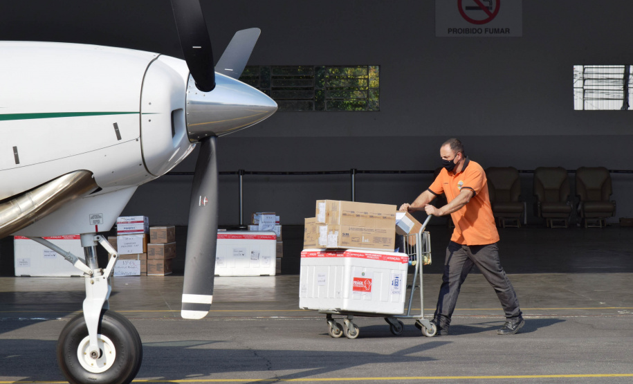 O Governo do Estado iniciou a distribuição de 212.070 vacinas contra a Covid-19 para as 22 Regionais de Saúde do Paraná nesta terça-feira (10). Ao todo, são 167.970 primeiras doses (D1) da 36ª remessa do Ministério da Saúde, que chegaram ao Estado nesta segunda-feira (9), e 44.100 segundas aplicações (D2) referente à 31ª pauta.  -  Curitiba, 10/08/2021  -  Foto: Américo Antonio/SESA