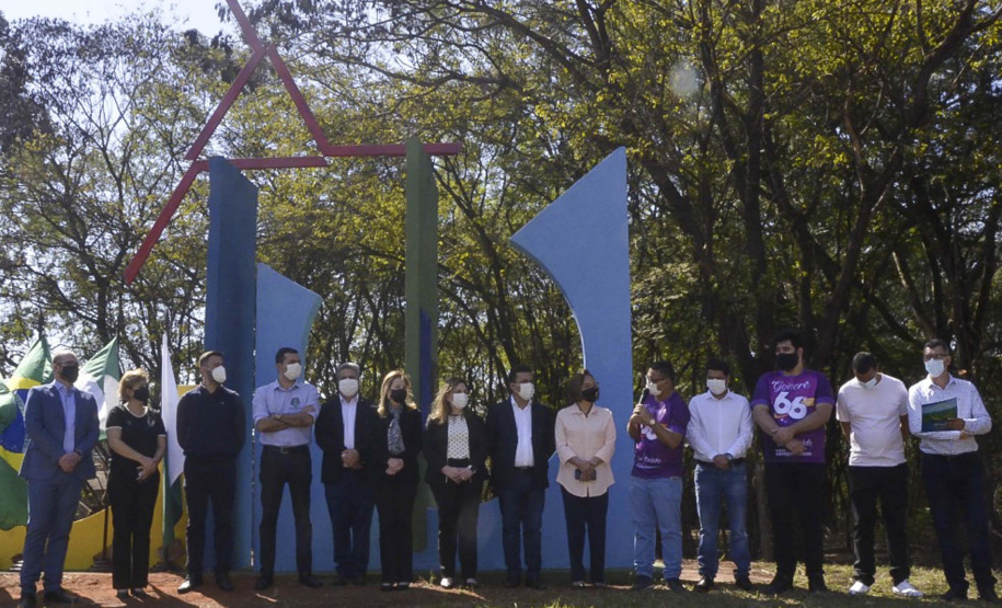 O descerramento de duas placas, uma sobre a data comemorativa em si e outra alusiva ao início do curso de Física Médica, marcou hoje (9) as celebrações oficiais sobre os 30 anos do Câmpus Regional de Goioerê (CRG) da Universidade Estadual de Maringá (UEM). Foto:Assessoria de Imprensa da Prefeitura de Goioerê