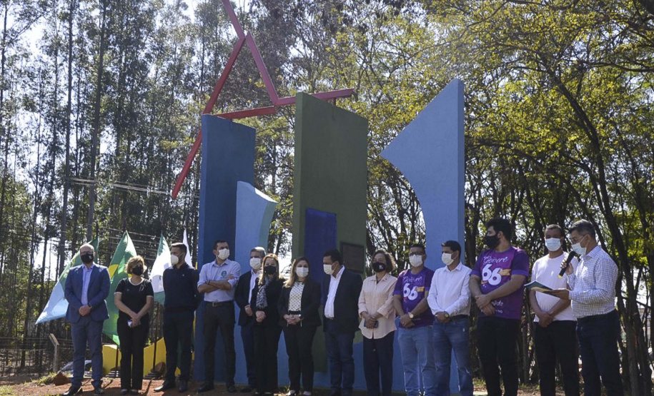 O descerramento de duas placas, uma sobre a data comemorativa em si e outra alusiva ao início do curso de Física Médica, marcou hoje (9) as celebrações oficiais sobre os 30 anos do Câmpus Regional de Goioerê (CRG) da Universidade Estadual de Maringá (UEM). Foto:Assessoria de Imprensa da Prefeitura de Goioerê