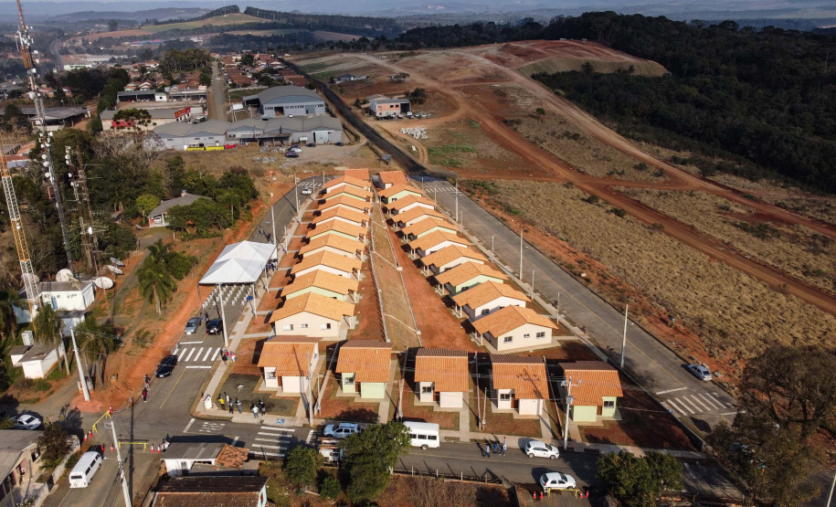 O governador Carlos Massa Ratinho Junior entrega nesta terça-feira (10) as chaves de 25 casas populares do Residencial Vila Torres a famílias de Prudentópolis, na região Centro-Sul do Paraná. Foto: Jonathan Campos/AEN