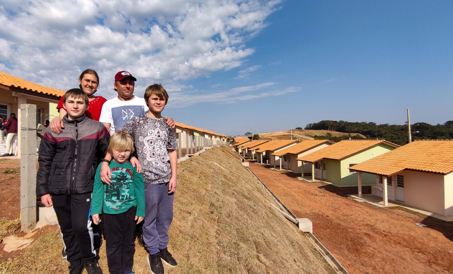 O governador Carlos Massa Ratinho Junior entrega nesta terça-feira (10) as chaves de 25 casas populares do Residencial Vila Torres a famílias de Prudentópolis, na região Centro-Sul do Paraná. Foto: Jonathan Campos/AEN