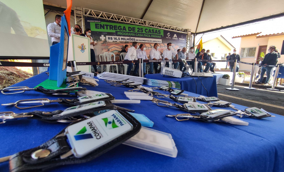 O governador Carlos Massa Ratinho Junior entrega nesta terça-feira (10) as chaves de 25 casas populares do Residencial Vila Torres a famílias de Prudentópolis, na região Centro-Sul do Paraná. Foto: Jonathan Campos/AEN