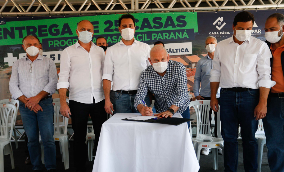 O governador Carlos Massa Ratinho Junior entrega nesta terça-feira (10) as chaves de 25 casas populares do Residencial Vila Torres a famílias de Prudentópolis, na região Centro-Sul do Paraná. Foto: Jonathan Campos/AEN