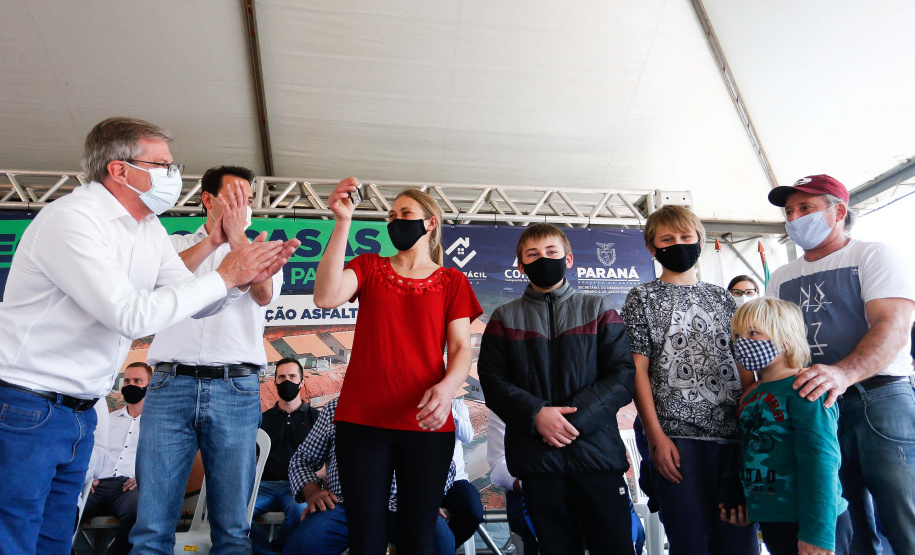 O governador Carlos Massa Ratinho Junior entrega nesta terça-feira (10) as chaves de 25 casas populares do Residencial Vila Torres a famílias de Prudentópolis, na região Centro-Sul do Paraná. Foto: Jonathan Campos/AEN