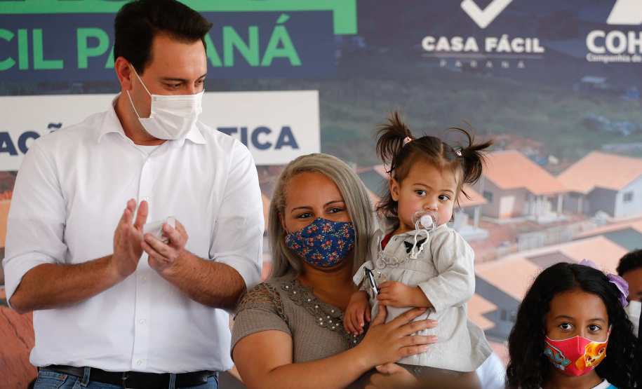 O governador Carlos Massa Ratinho Junior entrega nesta terça-feira (10) as chaves de 25 casas populares do Residencial Vila Torres a famílias de Prudentópolis, na região Centro-Sul do Paraná. Foto: Jonathan Campos/AEN