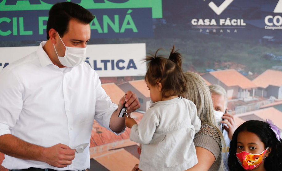O governador Carlos Massa Ratinho Junior entrega nesta terça-feira (10) as chaves de 25 casas populares do Residencial Vila Torres a famílias de Prudentópolis, na região Centro-Sul do Paraná. Foto: Jonathan Campos/AEN