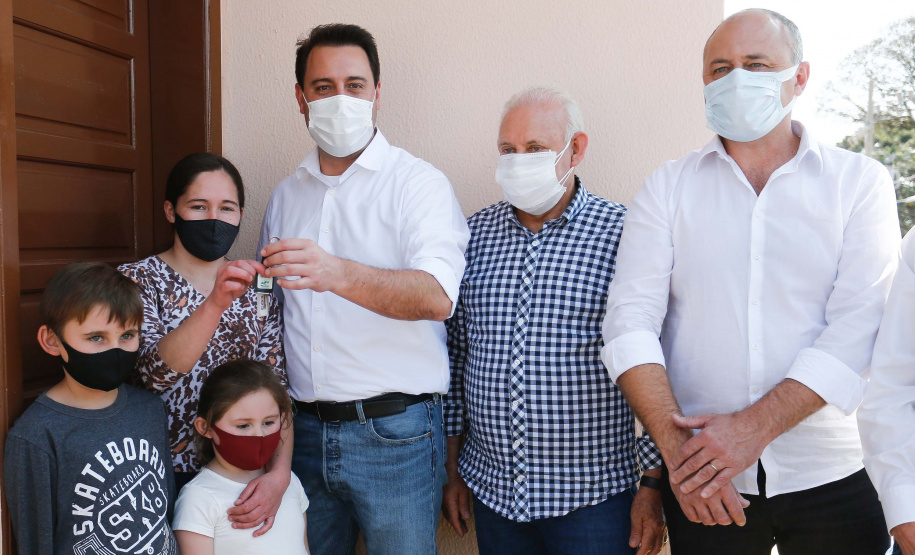 O governador Carlos Massa Ratinho Junior entrega nesta terça-feira (10) as chaves de 25 casas populares do Residencial Vila Torres a famílias de Prudentópolis, na região Centro-Sul do Paraná. Foto: Jonathan Campos/AEN