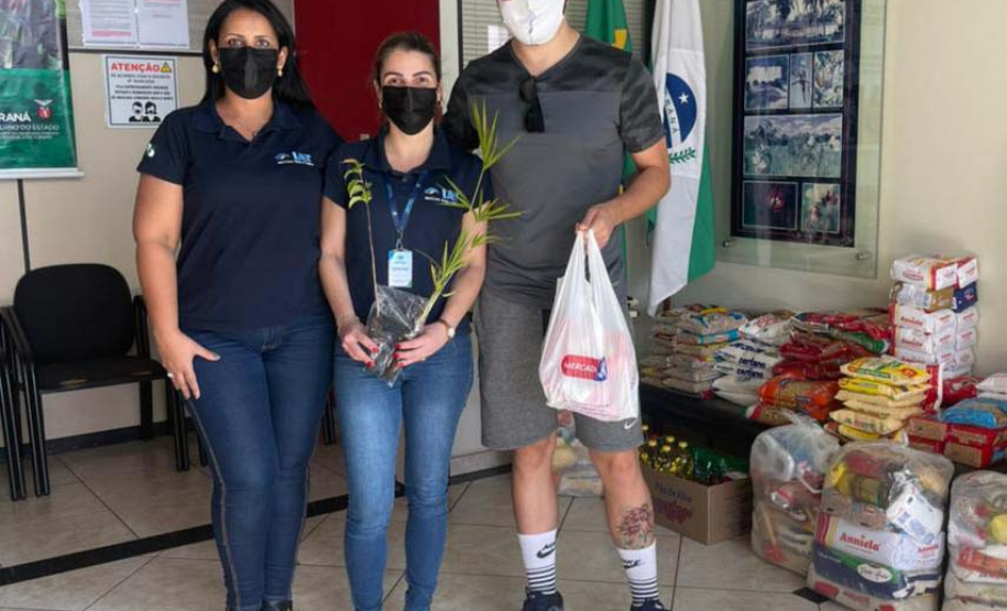 Os moradores de Campo Mourão podem contribuir para a campanha solidária do Instituto Água e Terra (IAT) na doação de um quilo de alimento em troca de uma muda de árvore nativa.  -  Curitiba, 10/08/2021  -  Foto: SEDEST