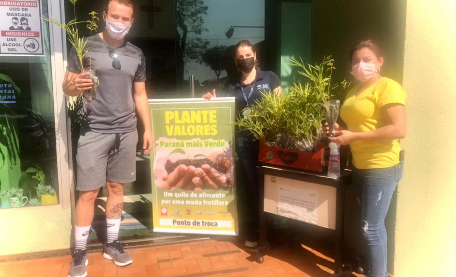 Os moradores de Campo Mourão podem contribuir para a campanha solidária do Instituto Água e Terra (IAT) na doação de um quilo de alimento em troca de uma muda de árvore nativa.  -  Curitiba, 10/08/2021  -  Foto: SEDEST