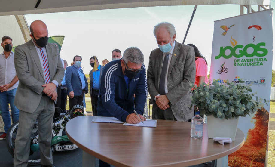 O Governo do Estado lança nesta terça-feira (10) o Programa Pedala Paraná. O vice-governador Darci Piana, a primeira-dama Luciana Saito Massa, o superintendente do Esporte, Helio Wirbiski, e o secretário de Estado da Saúde, Beto Preto, participam da cerimônia, que também reunirá ciclistas e a comunidade esportiva.Foto: Valdelino Pontes