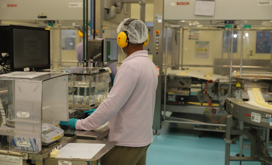 Mondelez O governador Carlos Massa Ratinho Junior visita  nesta terça-feira (10) ,  a empresa Mondelez na Cidade Industrial de Curitiba. Curitiba, 10/08/2021. Foto: Geraldo Bubniak/AEN