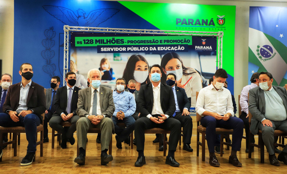 Governador Carlos Massa Ratinho Junior autoriza o pagamento das promoções e progressões dos servidores da educação. Foto: José Fernando Ogura/AEN