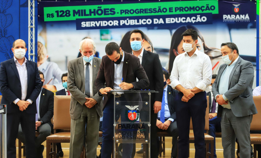 Governador Carlos Massa Ratinho Junior autoriza o pagamento das promoções e progressões dos servidores da educação. Foto: José Fernando Ogura/AEN