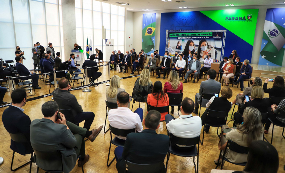 Governador Carlos Massa Ratinho Junior autoriza o pagamento das promoções e progressões dos servidores da educação. Foto: José Fernando Ogura/AEN