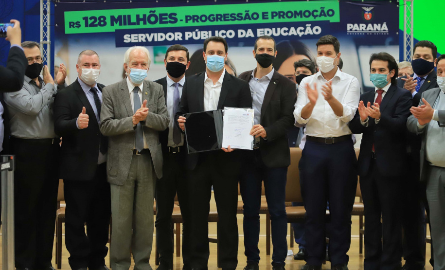 Governador Carlos Massa Ratinho Junior autoriza o pagamento das promoções e progressões dos servidores da educação. Foto: José Fernando Ogura/AEN