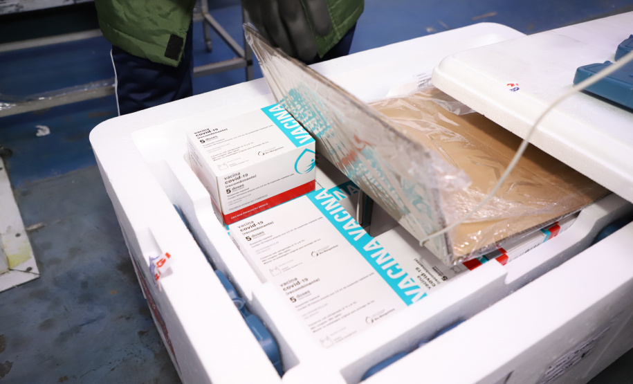 O Paraná recebeu mais 136.500 doses da AstraZeneca/Fiocruz na noite desta sexta-feira (6). Os imunizantes contra a Covid-19 chegaram no Aeroporto Internacional Afonso Pena, em São José dos Pinhais, por volta das 20 horas, complementando a 35ª pauta de distribuição do Ministério da Saúde.  -  Curitiba, 06/08/2021  - Foto: Ari Dias/AEN