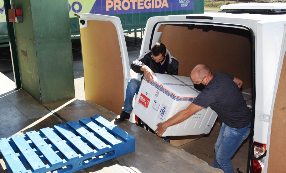 A Secretaria de Estado da Saúde (Sesa) recebeu na tarde desta segunda-feira (9) mais 67,6 mil vacinas contra a Covid-19. As doses da CoronaVac/Butantan fazem parte do lote com 209.170 vacinas para o Paraná, anunciadas pelo Ministério da Saúde no final da noite deste domingo (8).  -  Curitiba, 09/08/2021  -  Foto: Américo Antonio/SESA