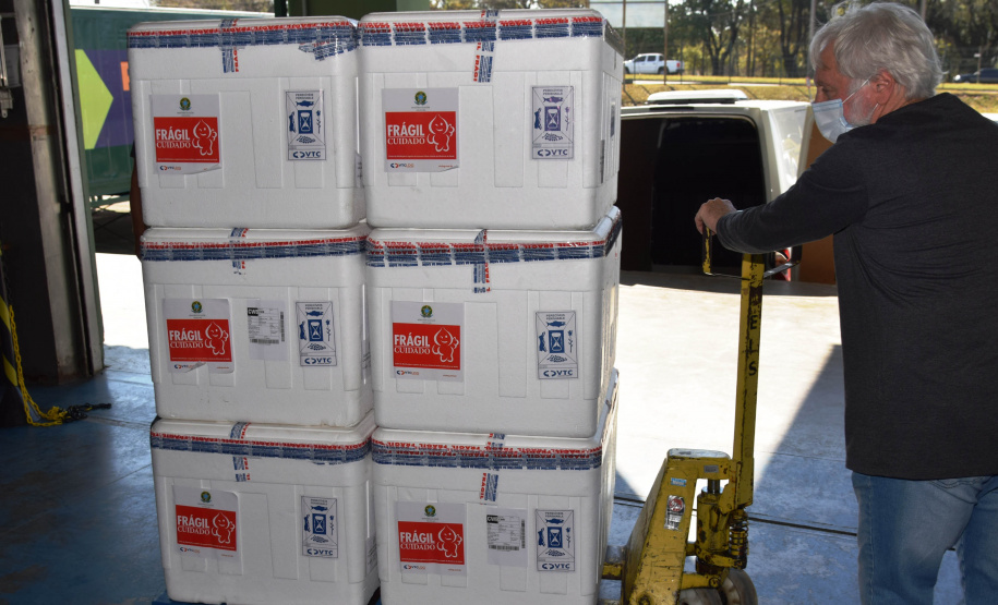 A Secretaria de Estado da Saúde (Sesa) recebeu na tarde desta segunda-feira (9) mais 67,6 mil vacinas contra a Covid-19. As doses da CoronaVac/Butantan fazem parte do lote com 209.170 vacinas para o Paraná, anunciadas pelo Ministério da Saúde no final da noite deste domingo (8).  -  Curitiba, 09/08/2021  -  Foto: Américo Antonio/SESA